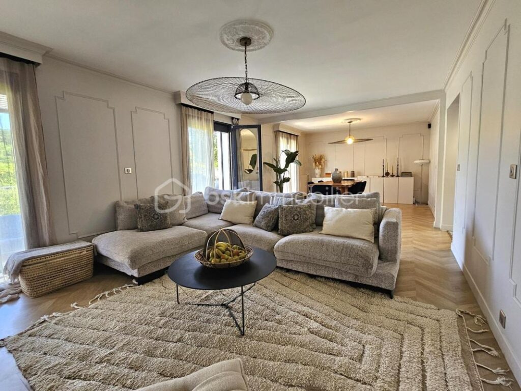 Mansart 7 pièces 216m² indépendant sous-sol DPE C – 7 pièces – 4 chambres – 151 m²