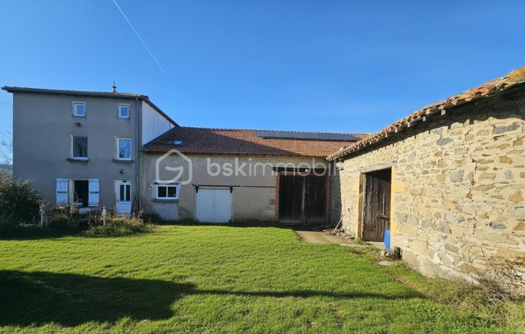 Ancien corps de ferme avec 4,7 hectares – Vue exceptionnelle – Proximité Roanne – 6 pièces – 5 chambres – 185 m²