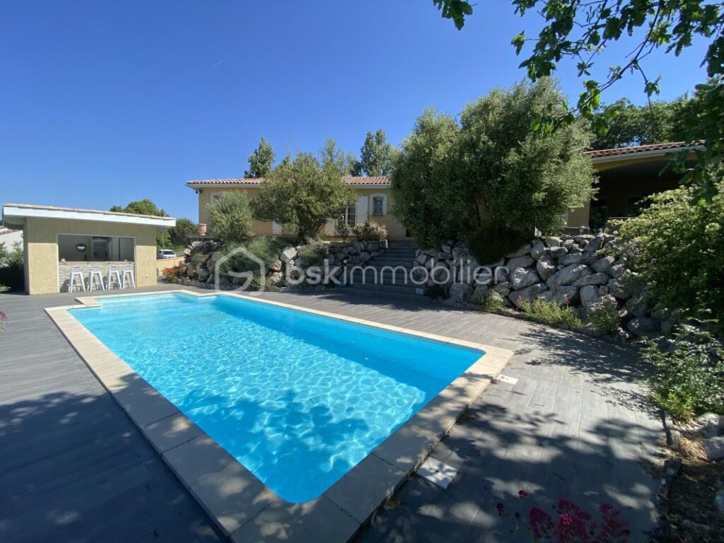 MAISON T7/T8 AVEC PISCINE ET GARAGE – 7 pièces – 5 chambres – 175 m²