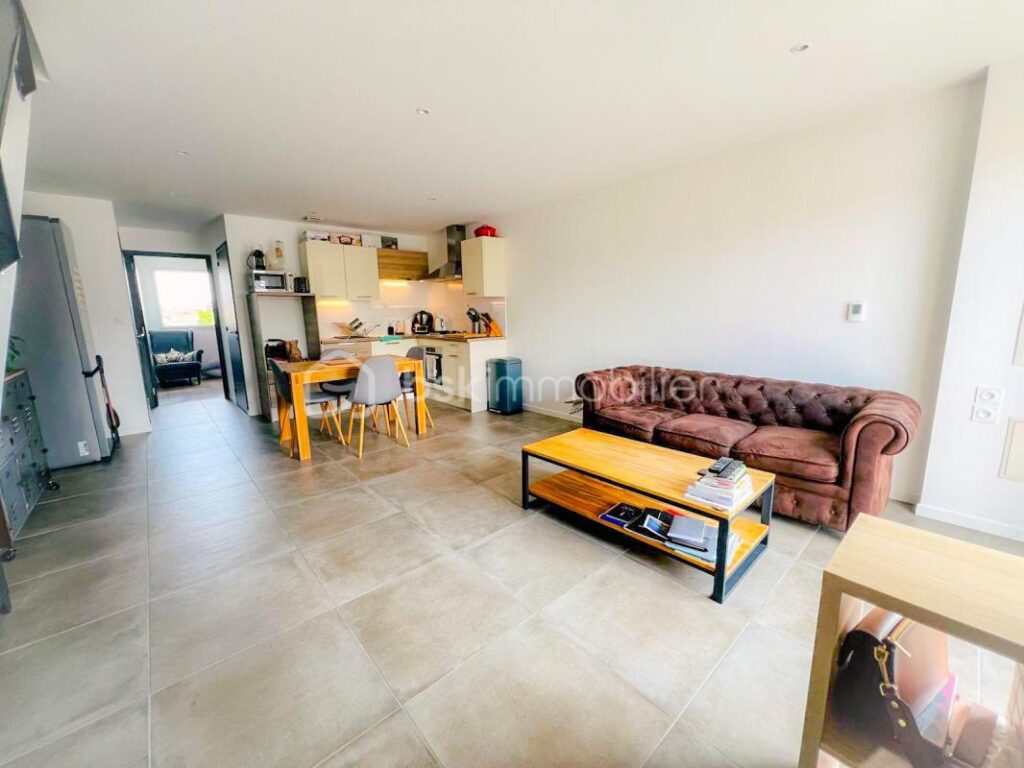 RARE – COMME UNE MAISON – DUPLEX T4 avec TERRASSE – 2 PARKING PRIVATIFS – POSSIBLE GARAGE EN SUS – AU CALME – VUE DEGAGEE – 4 pièces – 3 chambres – 93 m²