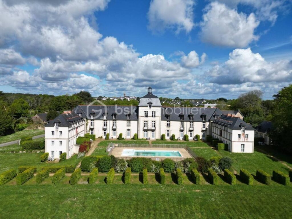 SUPERBE T2 BIS RENOVE ET MEUBLE – 35 M² AU SOL – GOLFE DU MORBIHAN – PISCINE – PARC – 3 pièces – 2 chambres – 25 m²