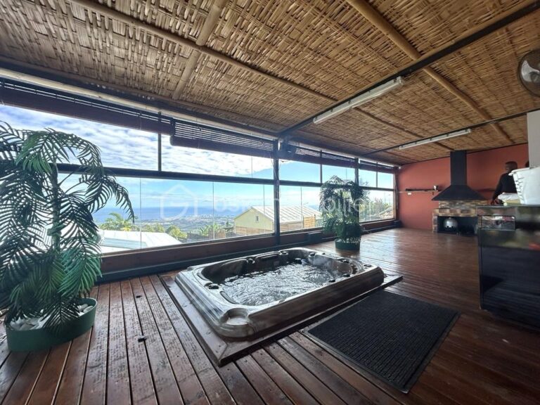 Villa de 360 m² de surface utile – 6 pièces – 4 chambres – 180 m²