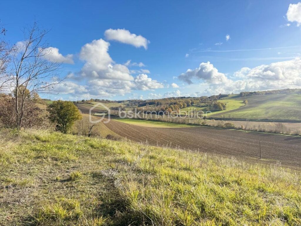 MONTVALEN – Terrain à bâtir de 2400 m² – NR pièces – NR chambres – 2243 m²