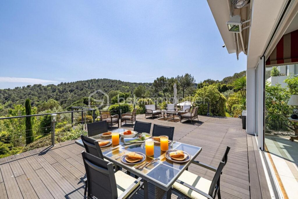 Valbonne – Villa d’exception au cœur de la nature, à pied du village – 12 pièces – 8 chambres – 518 m²