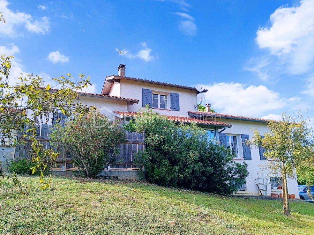 Magnifique Maison avec Vue sur Condom : Garage, Piscine et Jacuzzi – 6 pièces – 4 chambres – 190 m²