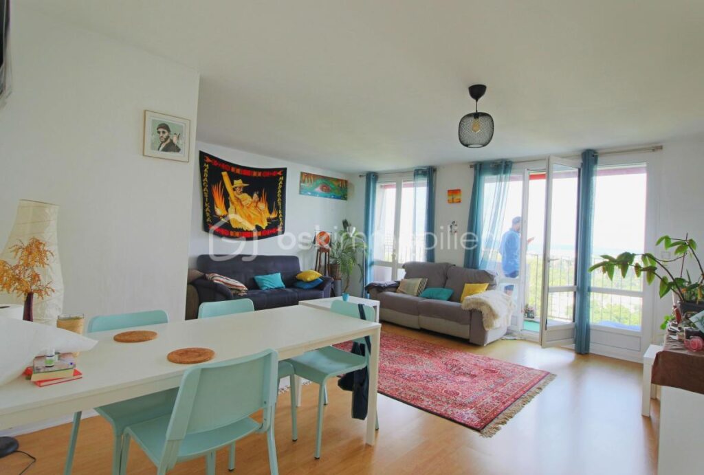 Superbe T4 de 89 m² avec cave et grand balcon loué en collocation – 4 pièces – 3 chambres – 85 m²