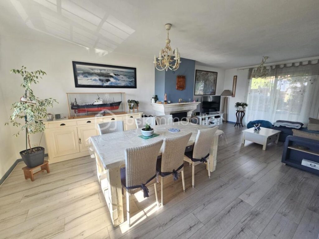 Maison semi mitoyenne avec vue dégagée à 15 min à pied de la mer – 5 pièces – 3 chambres – 119 m²