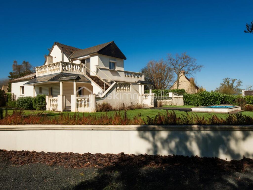 PROCHE VILLEDIEU-LES-POÊLES & A84 – MAISON DE STANDING AVEC PISCINE – 5 pièces – 4 chambres – 140 m²
