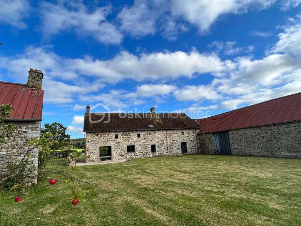 Magnifique propriété avec son exploitation équestre et 37 hectares de terrain – 7 pièces – 4 chambres – 230 m²