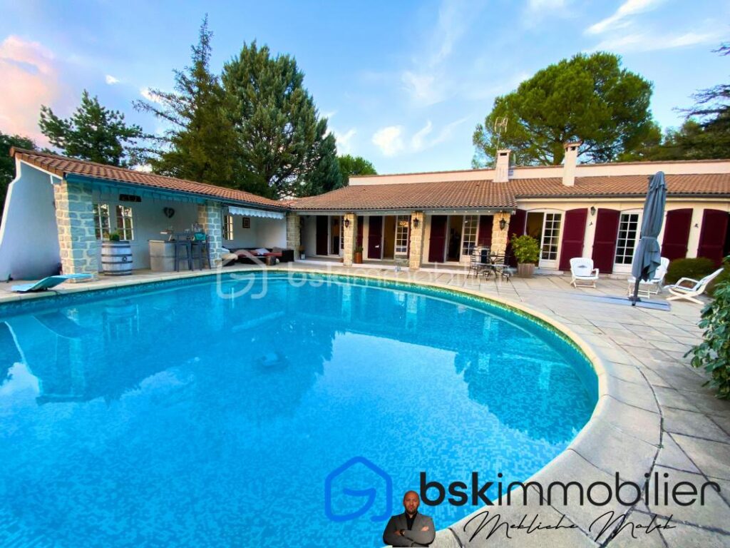 Maison d’Exception à Saint-Privat-des-Vieux – 7 pièces – 4 chambres – 175 m²