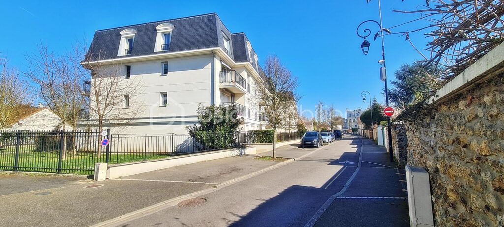 EXCLUSIVITÉ – STUDIO LUMINEUX EN DERNIER ÉTAGE À VILLECRESNES – 1 pièce – 1 chambre – 34 m²