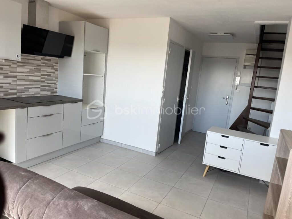 Valras-plage, centre-ville Appartement duplex T3 au 5 eme et dernier étage avec ascenseur possibilité d’acquérir un garage – 3 pièces – 2 chambres – 53 m²