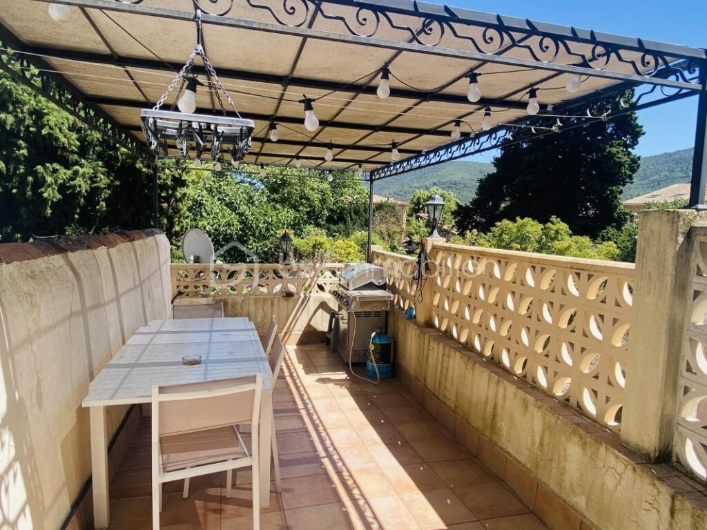 Bel appartement T4 à Signes avec terrasse et cave – 4 pièces – 3 chambres – 106 m²