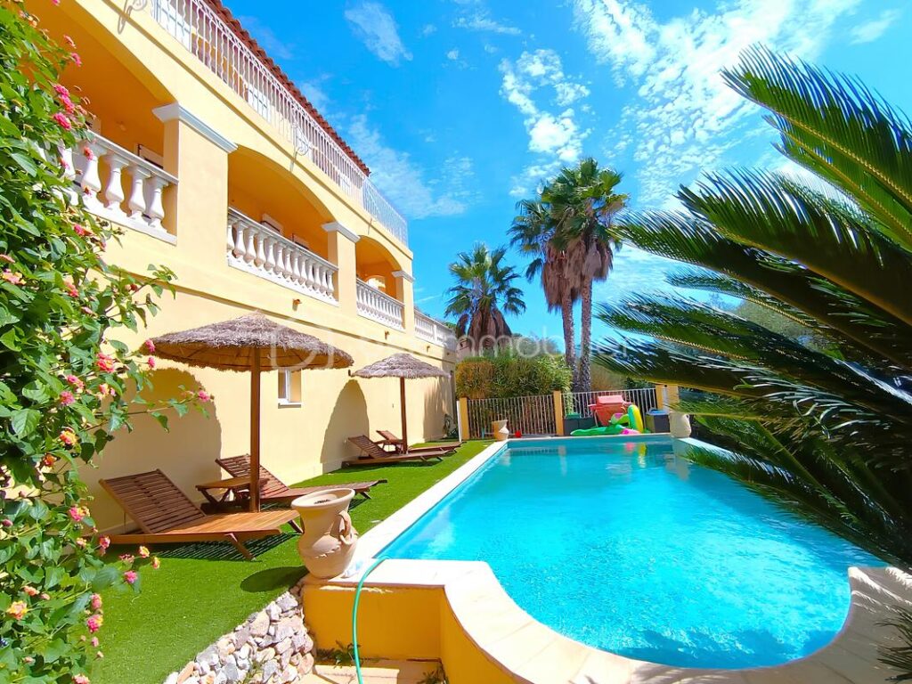 À VENDRE –EXCEPTIONNELLE VILLA 9 PIÈCES 225 M² ET 1 662 M² DE TERRAIN – PISCINE À DÉBORDEMENT– GARAGE– JARDIN – 5 CHAMBRES – BUREAU – T2 INDÉPENDANT– VUE PANORAMIQUE COLLINES ET MER– SANS VIS-À-VIS – PROCHE CENTRE-VILLE OLLIOULES – LA COURTINE – 945 000 € – 9 pièces – 5 chambres – 225 m²