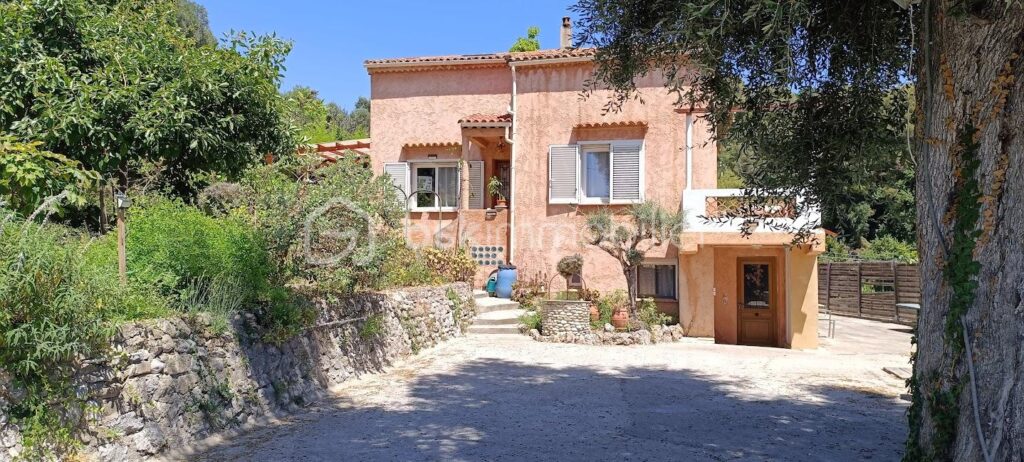 Maison individuelle spacieuse avec terrain de 2 498 m² – Menton – 8 pièces – 6 chambres – 188 m²