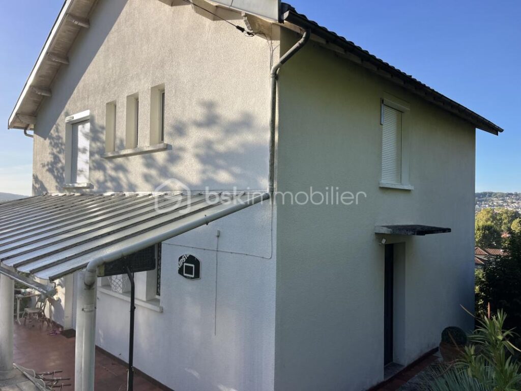 POSITION DOMINANTE À TRÉLISSAC – 8 pièces – 5 chambres – 193 m²