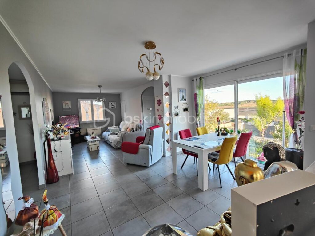 MONTREDON DES CORBIÈRES – Maison de PLAIN PIED de 90 m² sur 580m² de parcelle avec très belle vue – 4 faces – GRANDE PIÈCE A VIVRE MODERNE – 3 chambres – Climatisation réversible – double vitrage – Garage – Piscinable – 4 pièces – 3 chambres – 90 m²