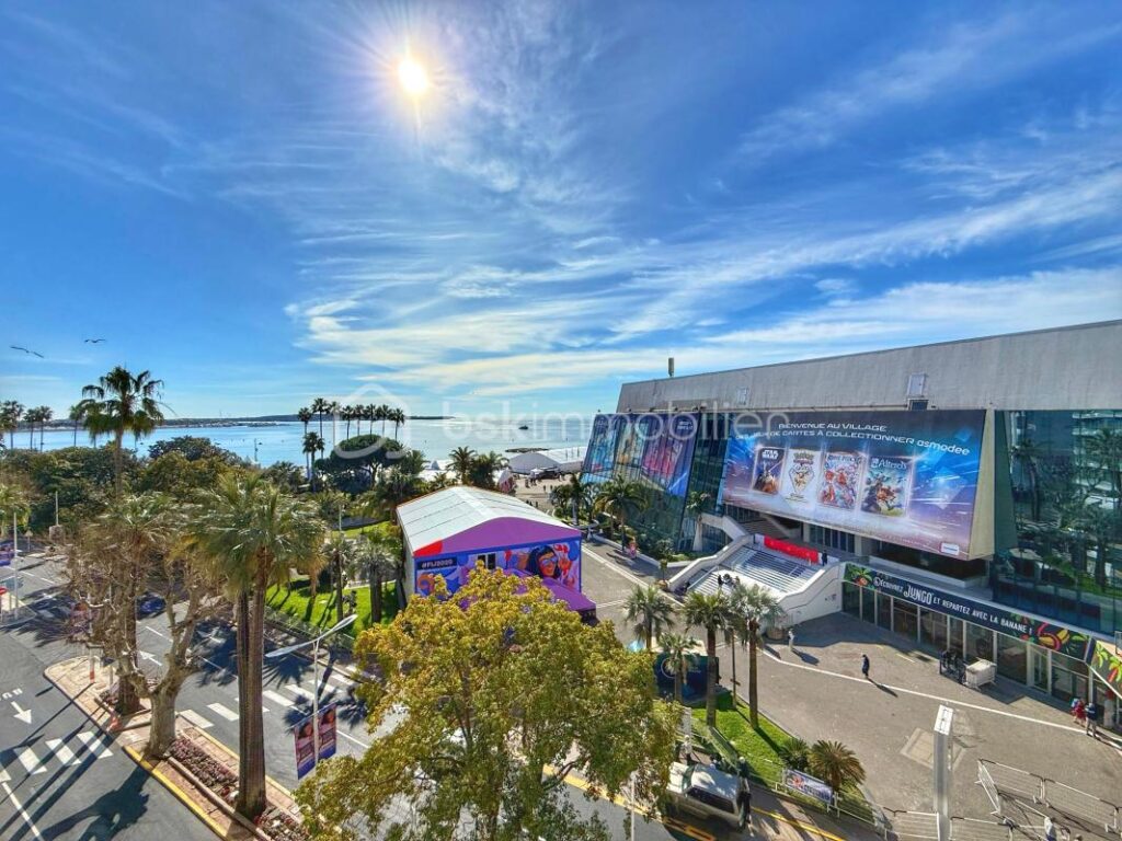 CANNES CROISETTE – APPARTEMENT 2 PIECES – 53M² – TERRASSE 12M² – VUE MER ET PALAIS DES FESTIVALS – PARKING – 2 pièces – 1 chambre – 49 m²