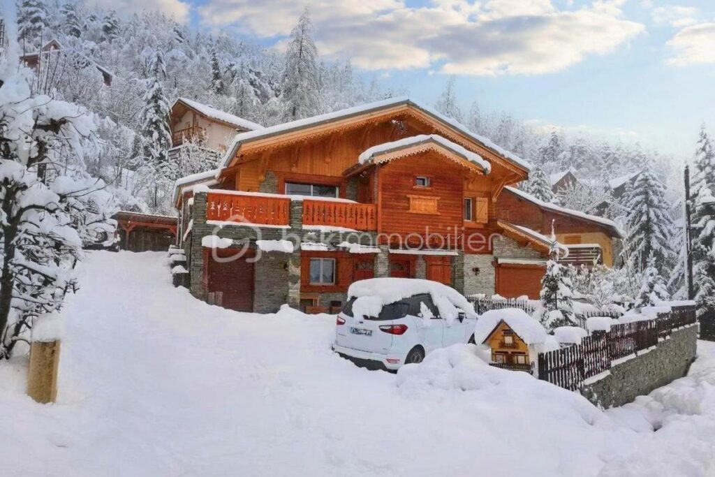 À Vendre : Haut de Chalet à Colmars – Charme et Confort en Montagne – 4 pièces – 3 chambres – 128 m²