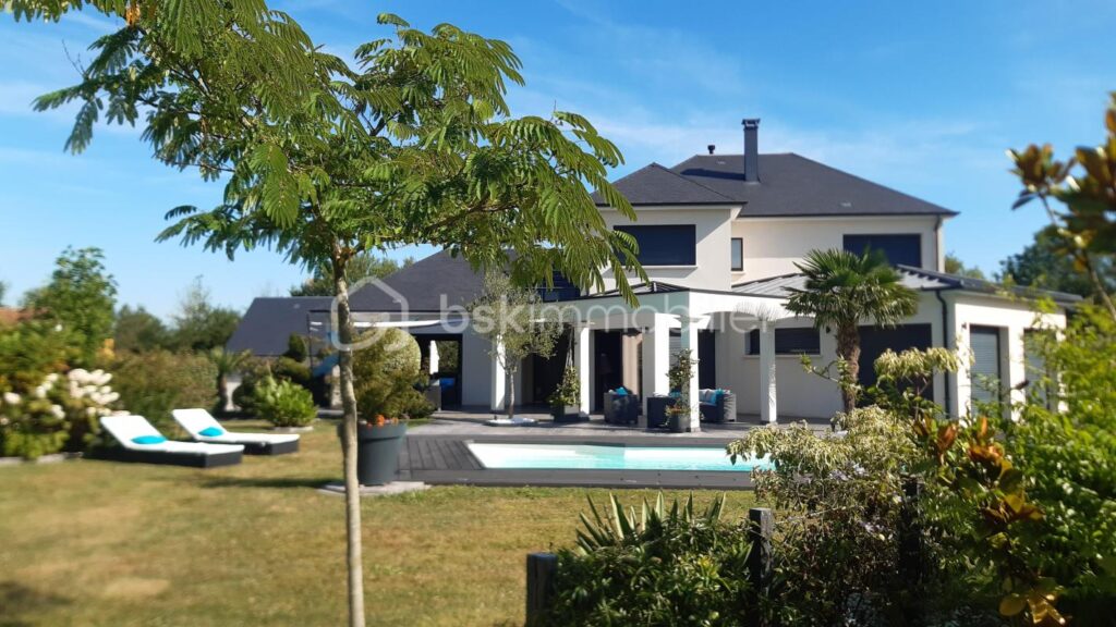 Maison avec piscine – 6 pièces – 3 chambres – 197 m²