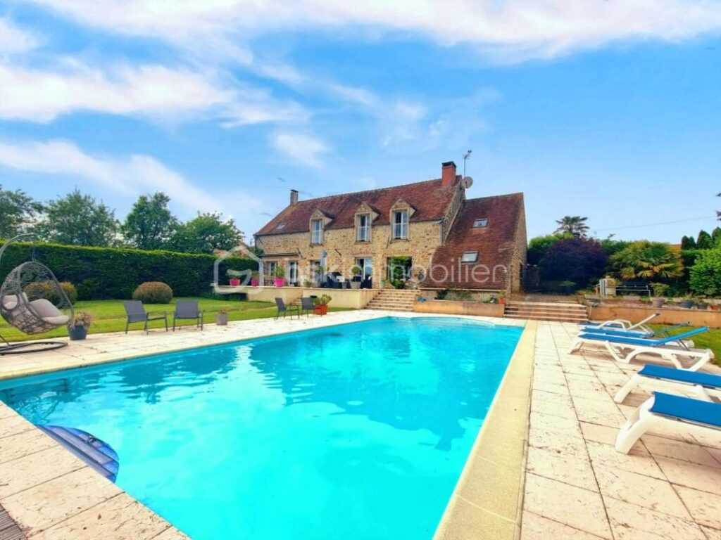 CHARMANTE MAISON EN PIERRE, 8 PIÈCES, 4 CHAMBRES, GARAGE, ANNEXES, PISCINE !!! – 8 pièces – 4 chambres – 245 m²