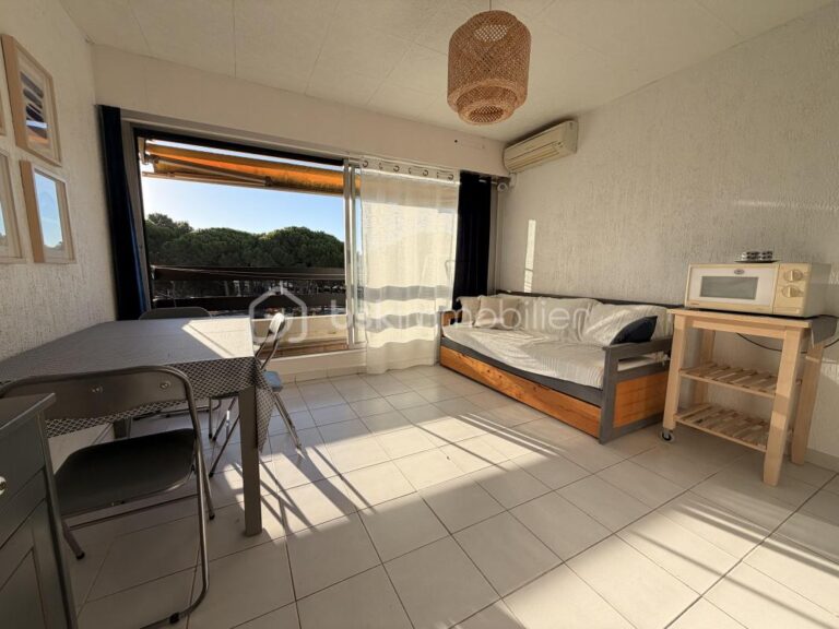 Joli studio de 21 m2 environ avec balcon et parking, en 1ère ligne – 1 pièce – NR chambres – 20 m²