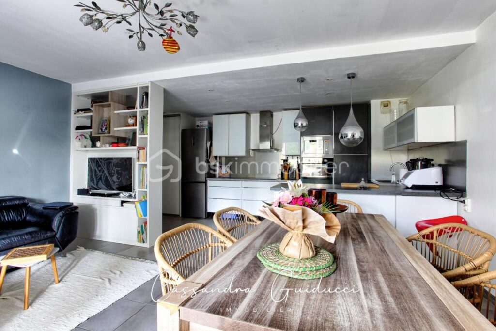 APPARTEMENT 3 PIECES AVEC GRANDE TERRASSE – RESIDENCE LA PINEDE – 3 pièces – 2 chambres – 66 m²