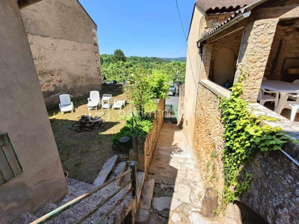 Vends Maison en Plein Cœur du Centre Ville de Belvès avec Terrasse Couverte & Jardin – 4 pièces – 3 chambres – 108 m²