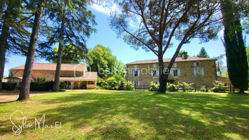 Maison et gîte 15 pièces – 2 piscines Parc arboré – 15 pièces – 9 chambres – 520 m²