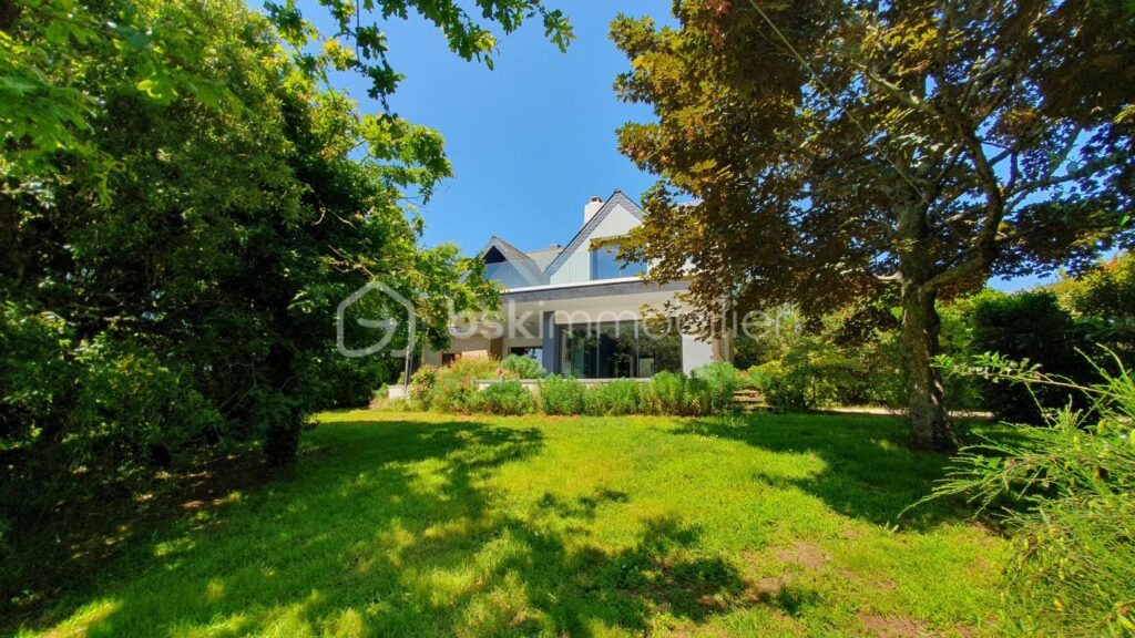 Maison 10 pièces de 210 m² – 10 pièces – 5 chambres – 210 m²