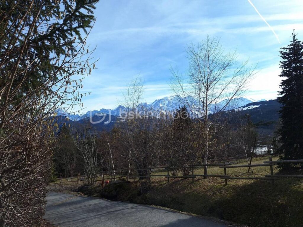 TERRAIN CONSTRUCTIBLE AVEC PERMIS PURGE POUR CHALET COMBLOUX – NR pièces – NR chambres – 1975 m²