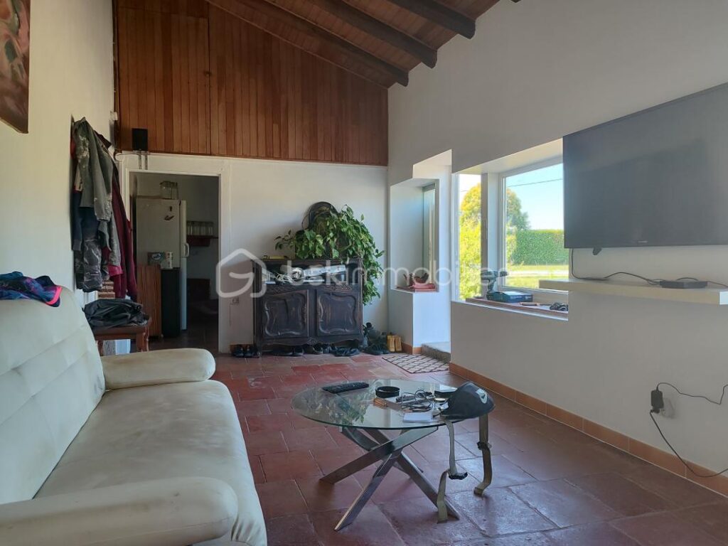 MAISON AVEC PISCINE ET GRAND TERRAIN – 7 pièces – 3 chambres – 200 m²