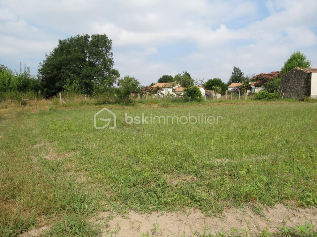 Terrain constructible – NR pièces – NR chambres – 819 m²