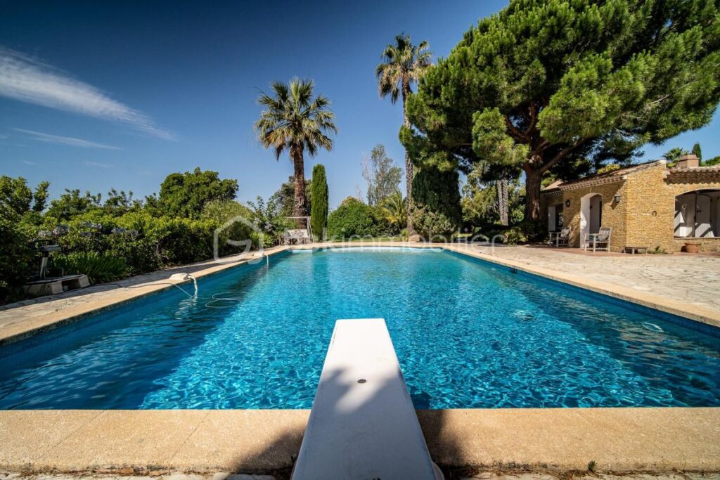 Magnifique propriété avec maison principale, dépendance et maison de gardien – Potentiel d’agrandissement – 11 pièces – 7 chambres – 350 m²