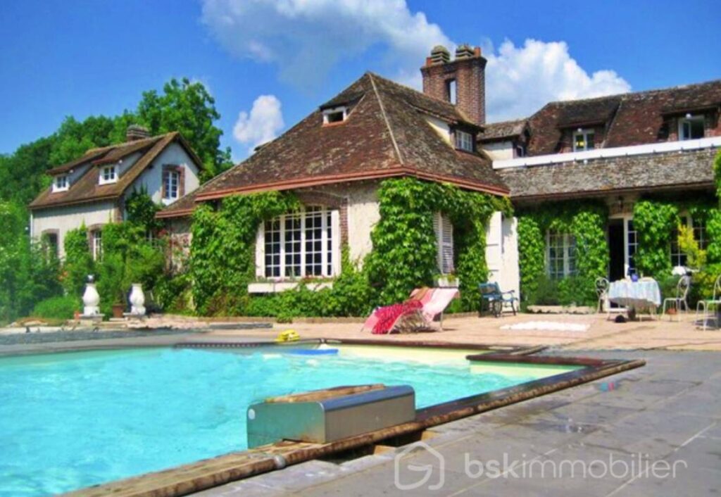 Magnifique propriété de charme du milieu XIXème, offrant 3 maisons pour une surface habitable de 487m2 au total – NR pièces – 12 chambres – 487 m²