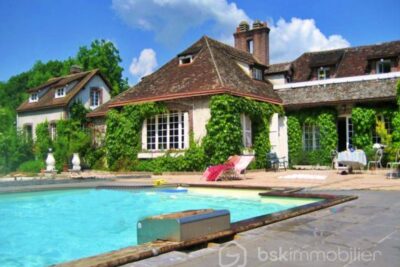 Magnifique propriété de charme du milieu XIXème, offrant 3 maisons pour une surface habitable de 487m2 au total – NR pièces – 12 chambres – 487 m²