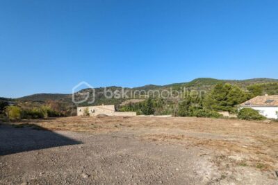 TERRAIN CONSTRUCTIBLE VIABILISÉ DE 1360 M² – NR pièces – NR chambres – 1360 m²