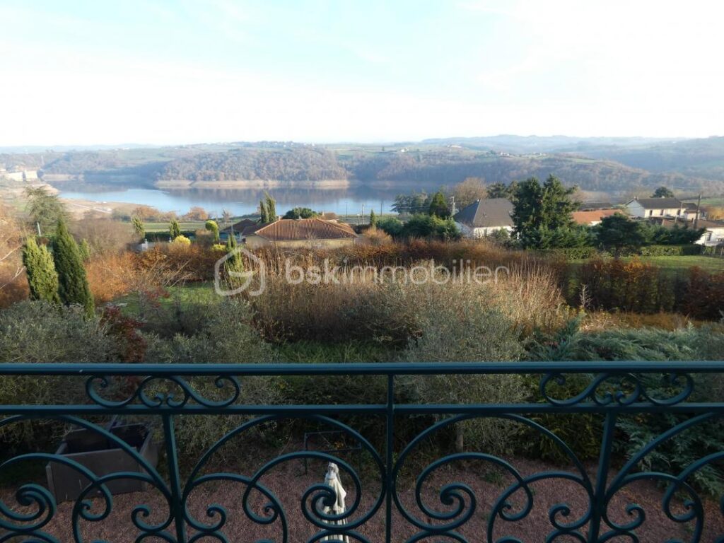 A proximité de Roanne, Villerest 42300, superbe maison de caractère, 9 pièces, 6 chambres, cadre de vie exceptionnel et vue panoramique sur le lac de VILLEREST – 9 pièces – 6 chambres – 377 m²