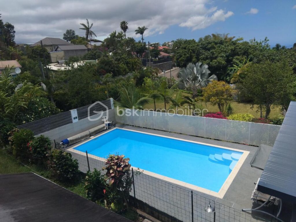 Villa avec piscine jacuzzi et jardin à l’île de la Réunion – 7 pièces – 4 chambres – 171 m²