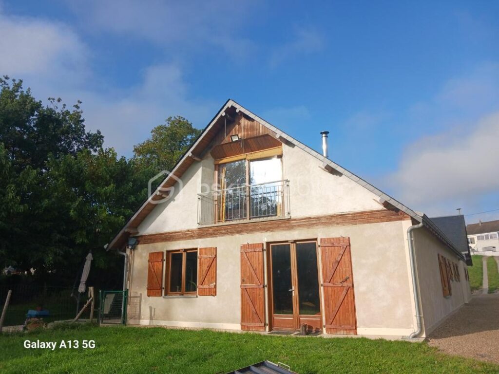 À VENDRE – MAISON ÉCOLOGIQUE & ATYPIQUE POUR AMOUREUX DE LA NATURE – 7856 m² DE TERRAIN – 8 pièces – 5 chambres – 212 m²