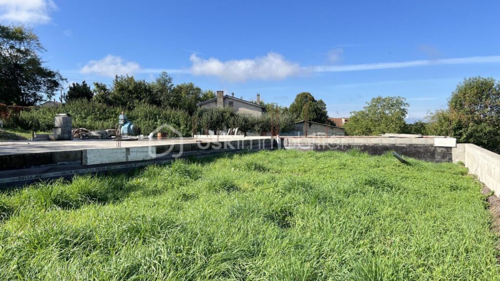 Terrain + Maison à finir sur terrain de 772m² – NR pièces – NR chambres – 772 m²