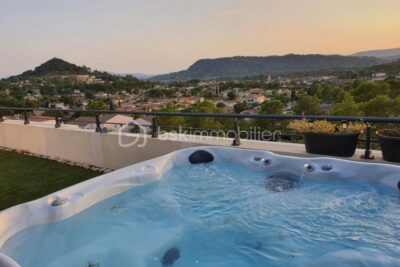 VILLA SUR LE TOIT D’EXCEPTION À VIDAUBAN – Coup de Coeur Assuré ! – 4 pièces – 3 chambres – 93 m²