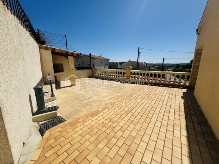 maison de ville spacieuse avec terrasse et parking – 5 pièces – 3 chambres – 150 m²