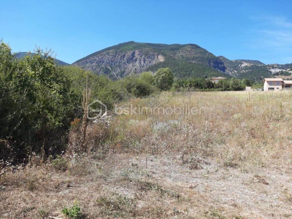 Grand terrain constructible – NR pièces – NR chambres – 1430 m²
