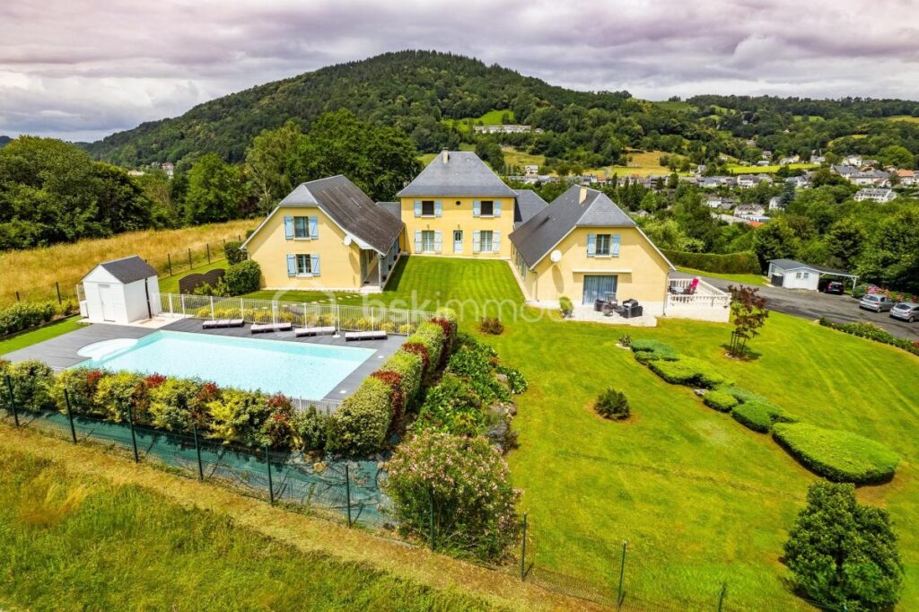 ENSEMBLE IMMOBILIER DE CHARME – 2 MAISONS FAMILIALES + 2 GÎTES – VUE PYRÉNÉES – TERRAIN 4500m² – 10 MIN de LOURDES – 16 pièces – 12 chambres – 410 m²