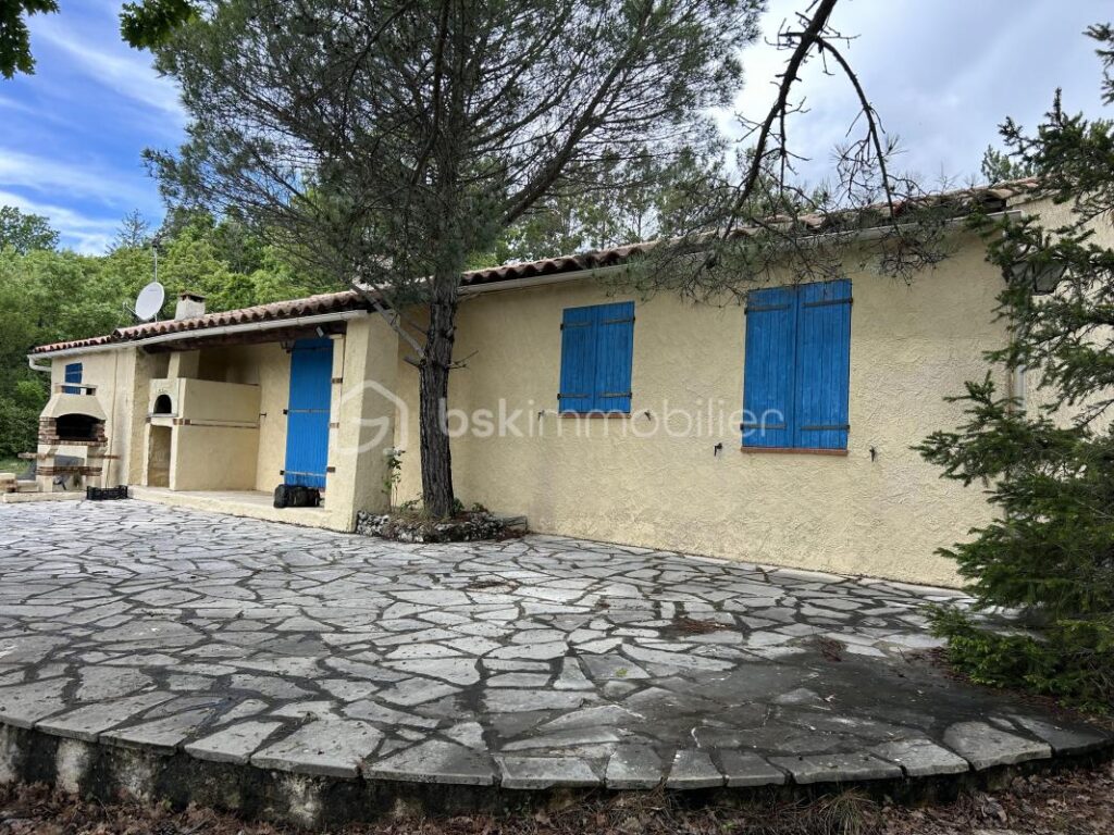 🌿 Maison de plain-pied en Provence – Vue Luberon, 6 000 m² de terrain, piscine 🏡☀️ – 4 pièces – 3 chambres – 89 m²