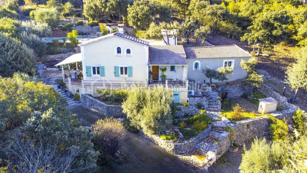 Magnifique villa provençale au cœur d’un écrin de verdure – 7 pièces – 4 chambres – 158 m²