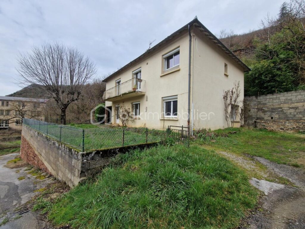 Superbe maison de 167m² sur 2 niveaux à finir de rénover!! Un terrain de 2825m² et une source.. Une grange attenante – 6 pièces – 4 chambres – 167 m²