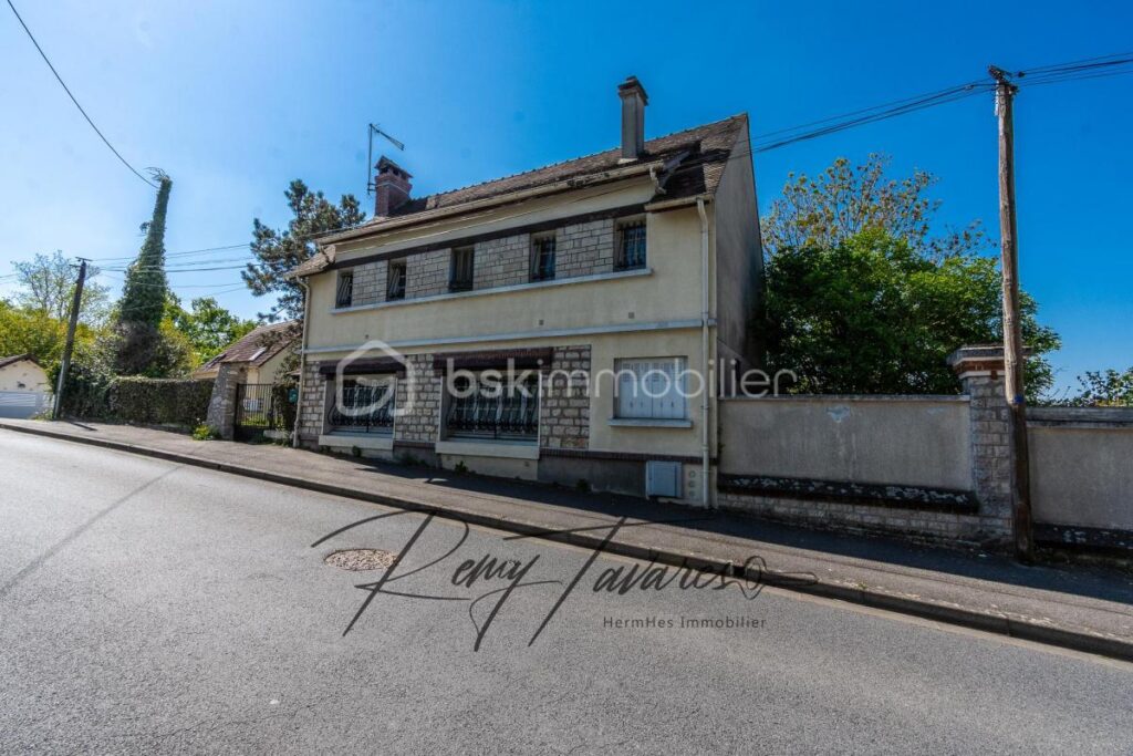 Maison de 185 m2 avec un terrain de 1300 m2 – 6 pièces – 3 chambres – 185 m²