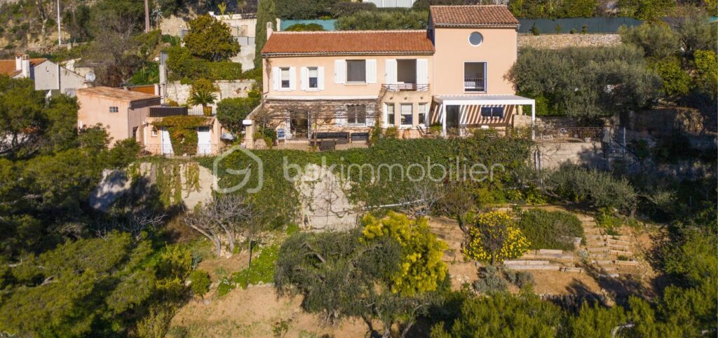À Vendre – Villa d’Exception au Faron avec Vue Panoramique sur la Rade de Toulon – 6 pièces – 5 chambres – 200 m²